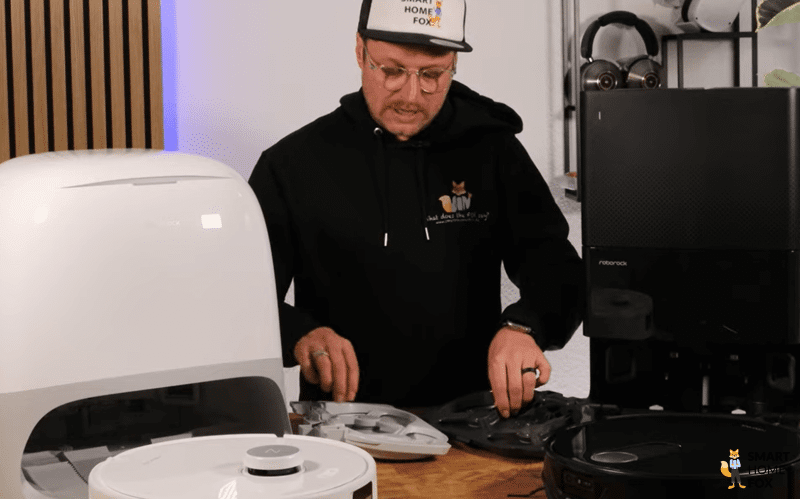 Die Wischwannen der Roborock Qrevo Curv und der Slim Station werden entnommen zu Wartungszwecken.